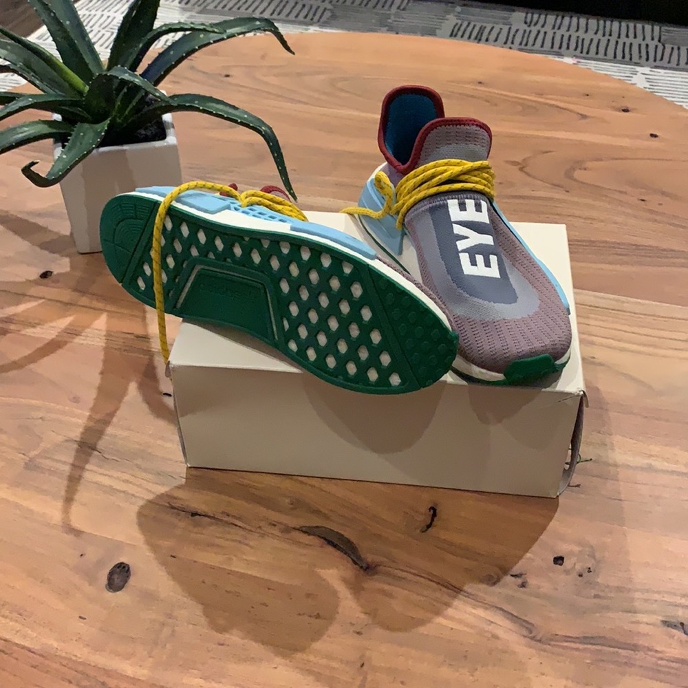 🌴 Used Pharrells HU NMD size 9